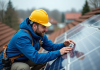 Risques des panneaux photovoltaïques : comment les éviter ? Technicien en bleu et casque jaune près de panneaux solaires